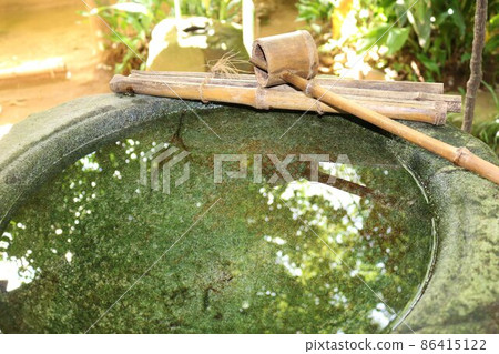 A garden with tsukubai 86415122