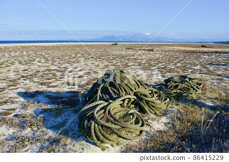 Yumigahama, Tottori Prefecture, a landscape with grassy sandy beaches and old ropes Yumigahama, Tottori Prefecture, a landscape with grassy sandy beaches and old ropes 86415229