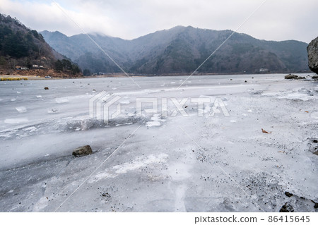 Frozen Lake Shoji, Yamanashi Prefecture 86415645