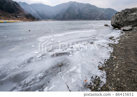 Frozen Lake Shoji in Yamanashi Prefecture Frozen Lake Shoji in Yamanashi Prefecture 86415651