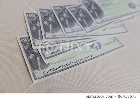 一堆旅行支票 86415675