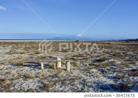 從鳥取縣湯美濱看冬天的小山 86415678