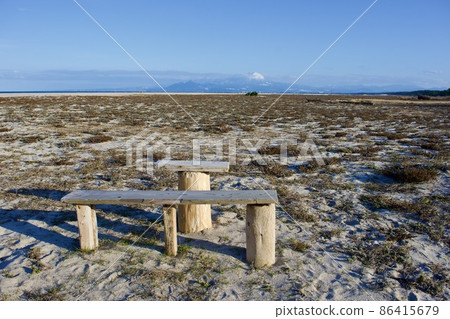 從鳥取縣湯美濱看冬天的小山 86415679