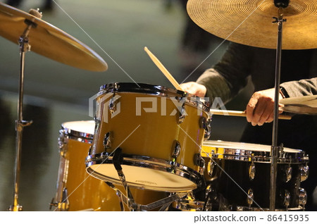 Drum performance 86415935