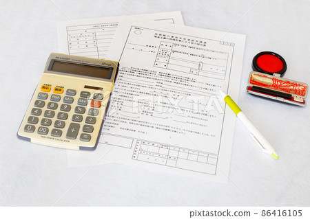 藍色申報審批申請書、計算器、印章、圓珠筆桌照片 86416105