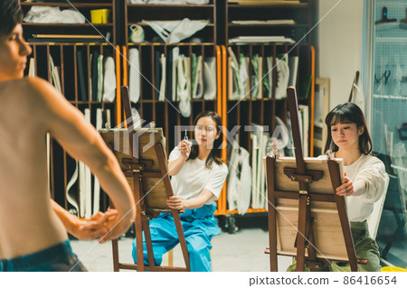 畫一個赤膊男模的藝術學校預備學生 86416654