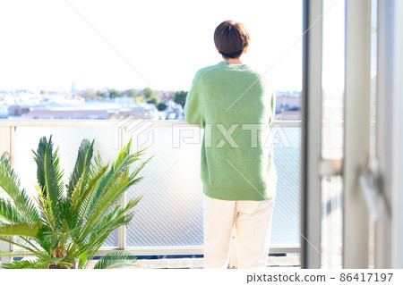 年輕人在陽台上消磨時光 86417197