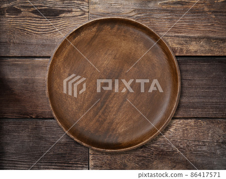放在一張木桌上的盤子 86417571