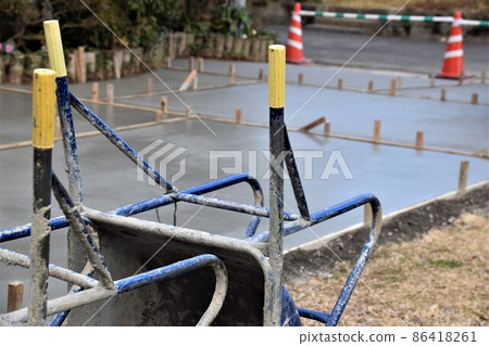 Exterior work flow (5) Ready-mixed concrete injection, trowel work, material background 86418261