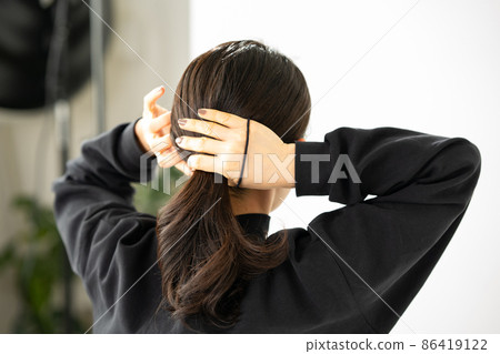 Female ponytail that ties hair 86419122