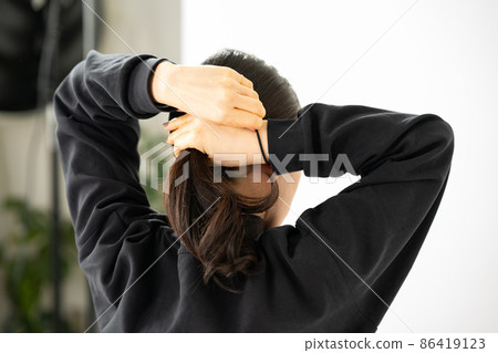 Female ponytail that ties hair 86419123