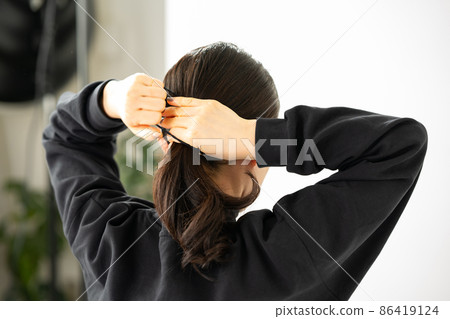 綁頭髮的女性馬尾辮 綁頭髮的女性馬尾辮 86419124
