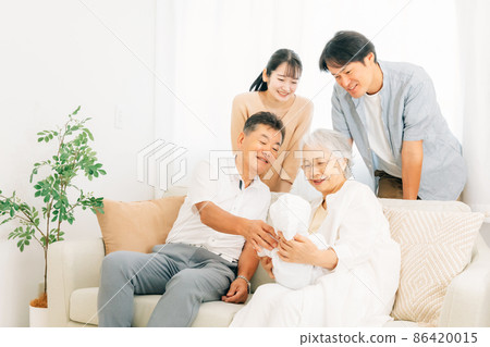 An old couple holding a baby and a young couple (homecoming) An old couple holding a baby and a young couple (homecoming) 86420015