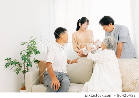 Old couple and young couple (childbirth after returning home) Old couple and young couple (childbirth after returning home) 86420452