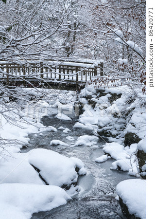 Mountain streams and bridges during the midwinter. "Kanba Falls, Maniwa City, Okayama Prefecture" 86420771