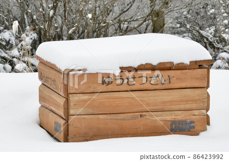 冬季路肩上的融雪劑 86423992