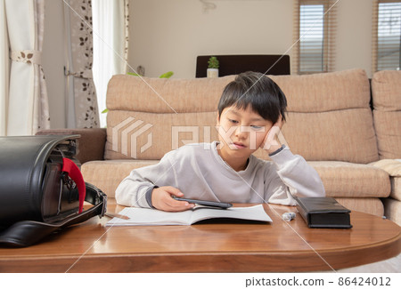 Elementary school boy who can't concentrate on studying Elementary school boy who can't concentrate on studying 86424012