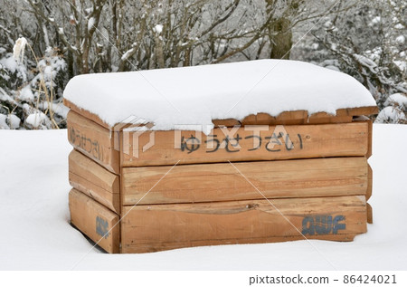 Snow melting agent on the shoulder of the winter road Snow melting agent on the shoulder of the winter road 86424021