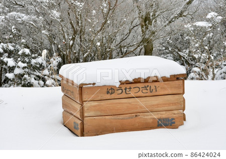 Snow melting agent on the shoulder of the winter road Snow melting agent on the shoulder of the winter road 86424024