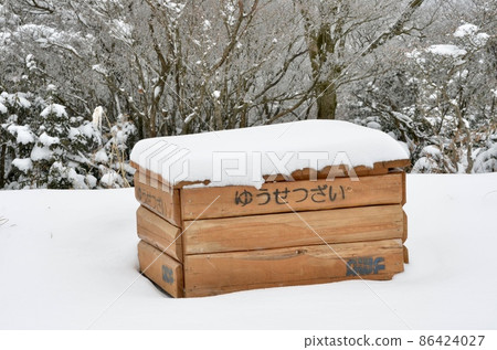 Snow melting agent on the shoulder of the winter road Snow melting agent on the shoulder of the winter road 86424027