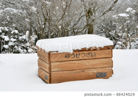 冬季路肩上的融雪劑 86424029