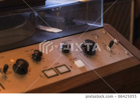 Old commercial record player 86425055