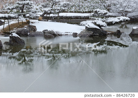 下雪天公園裡有薄冰的池塘 下雪天公園裡有薄冰的池塘 86426720