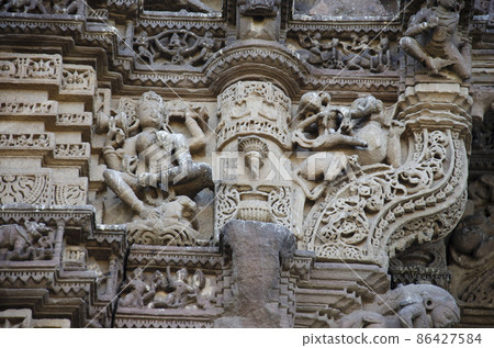 Carved idols on the Vadodara Bhagol also known as the Western gate, located in Dabhoi, Gujarat, India 86427584