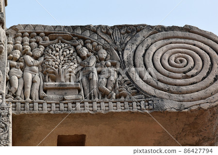 Stupa No 1, West Gateway, Right Pillar, Buddha Kasyapa's Bodhi Tree,. World Heritage Site, Sanchi, Madhya Pradesh, India Stupa No 1, West Gateway, Right Pillar, Buddha Kasyapa's Bodhi Tree,. World Heritage Site, Sanchi, Madhya Pradesh, India 86427794