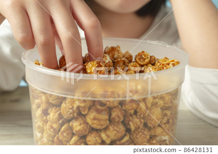 Close-up of a child eating popcorn 86428131