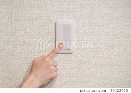 在房間裡推電開關的人的手 86428450