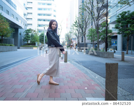 [Urban] A woman walking in the town 86432520