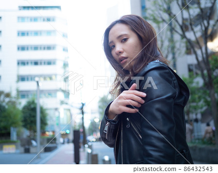 [Urban] A woman walking in the town 86432543
