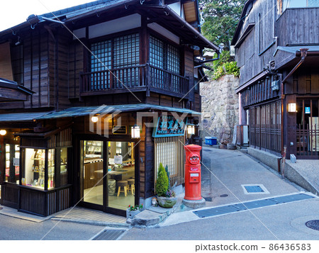 有馬溫泉街景（黃昏的湯本坂） 86436583