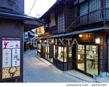 有馬溫泉街景（黃昏的湯本坂） 86436584