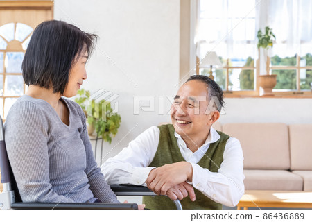康復中心 一對夫婦笑著交談 康復中心 一對夫婦笑著交談 86436889