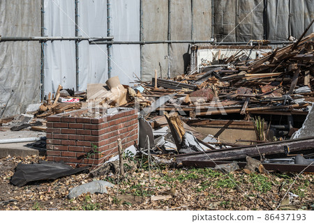 Demolition site of a wooden house - Demolition of the roof Demolition site of a wooden house - Demolition of the roof 86437193