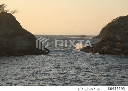 Rough waves 86437593