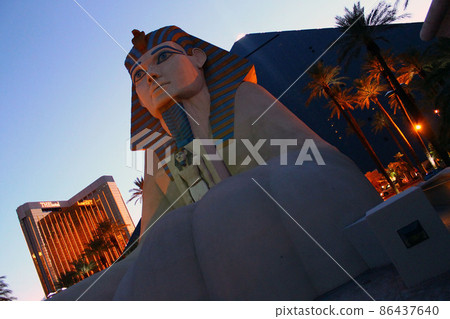 The sphinx and the pyramid 86437640