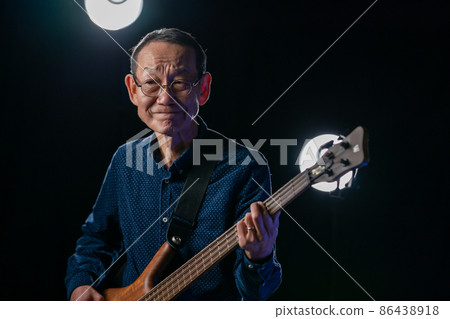 Senior male musician live Senior male musician live 86438918