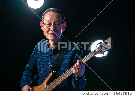 Senior male musician live 86438919