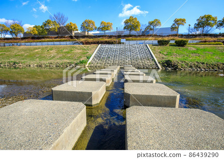 大部市藏瀨川設置的踏腳石 86439290