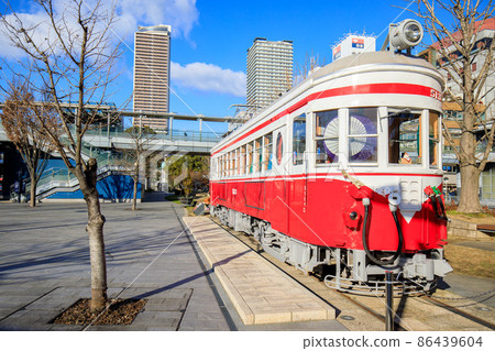 岐阜市岐阜站前廣場名鐵Mo 510型保存車（新年裝飾規格）和電車站用地 86439604