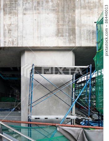 The front view of the large column of the monorail station is under construction with the scaffolding. 86440013