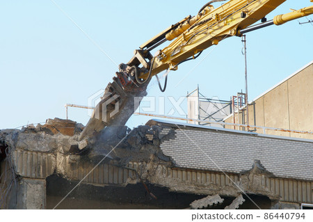 Heavy equipment for dismantling dilapidated public buildings 86440794