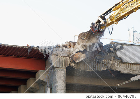 Heavy equipment for dismantling dilapidated public buildings 86440795
