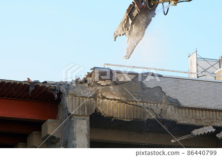 Heavy equipment for dismantling dilapidated public buildings 86440799