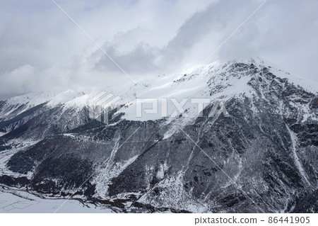 Beautiful mountain winter landscape 86441905