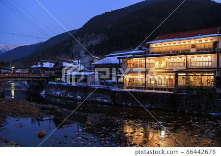 溫泉町的戶川溫泉夜景 86442678