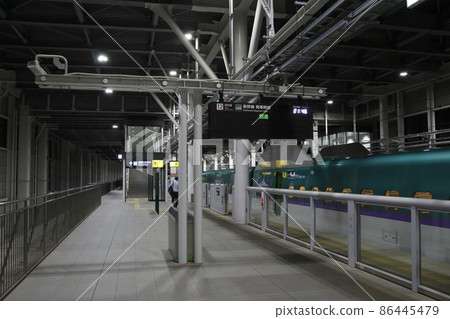 夜間北海道新幹線:新函館北斗站月台(因施工停運,最後一班) 夜間北海道新幹線:新函館北斗站月台(因施工停運,最後一班) 86445479